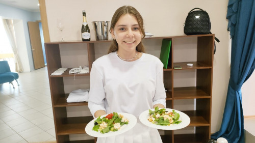 В Тюменском колледже производственных и социальных технологий проходят активные тренировки к Финалу X Национального чемпионата Worldskills по компетенции "Ресторанный сервис".